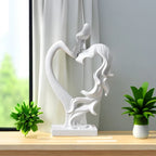 Elegant statue av kyssende par - flere farger